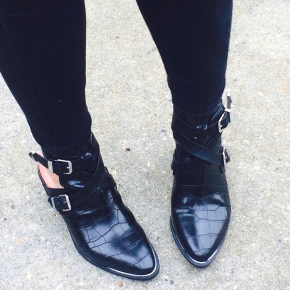 BLACK BOOTIE WITH METAL BUCKLES, WORN ONCE! 7.5 M